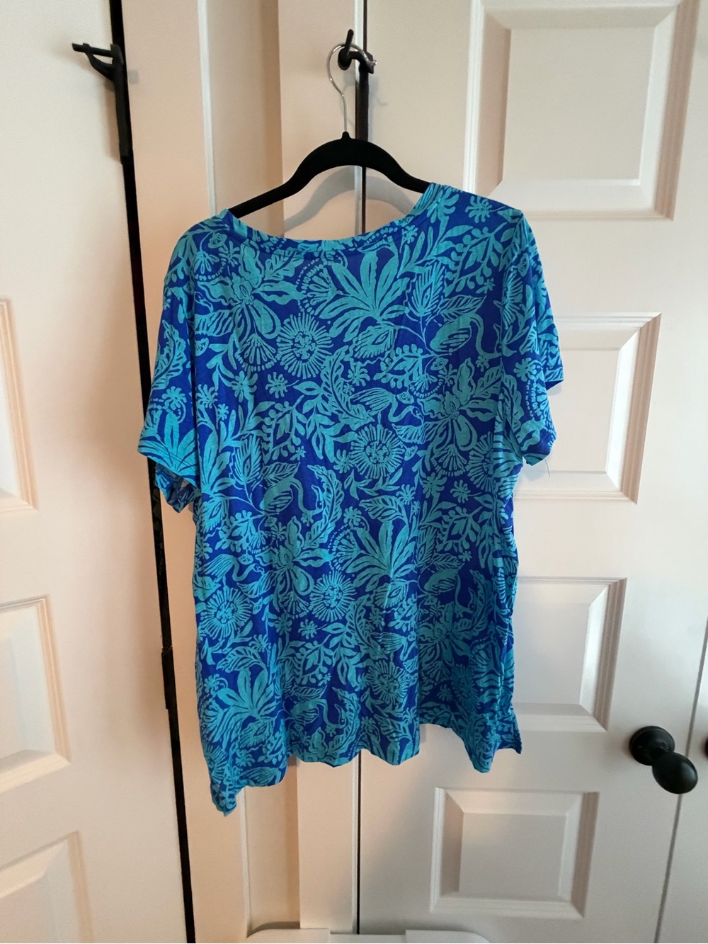 Lilly Pulitzer Blue & Turquoise Floral V-Neck Short Sleeve Tee - Picture 4 of 4